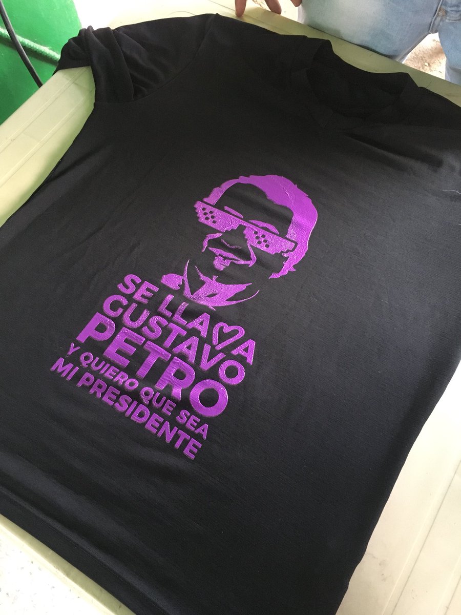 JovenesFuerzaC's tweet photo. Hoy estuvimos en las afueras de la Universidad del Magdalena, apoyando esta convergencia con la ESTAMPATON! 
Jóvenes ratifican su apoyo al candidato Presidencial @petrogustavo y 
Convenció estamos que @carlosecaicedo nos ha direccionado a una política diferente que construye país https://t.co/aYjxycTfXI