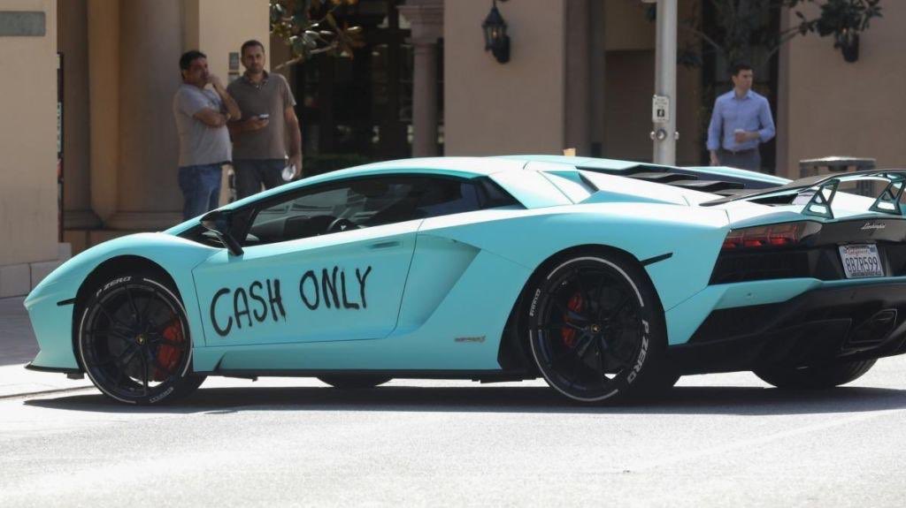 lexmusicmx's tweet photo. Todos con sus ferraris sin estampas y @justinbieber y su lambo con graffiti 😂 https://t.co/gC4WPQ7JJS