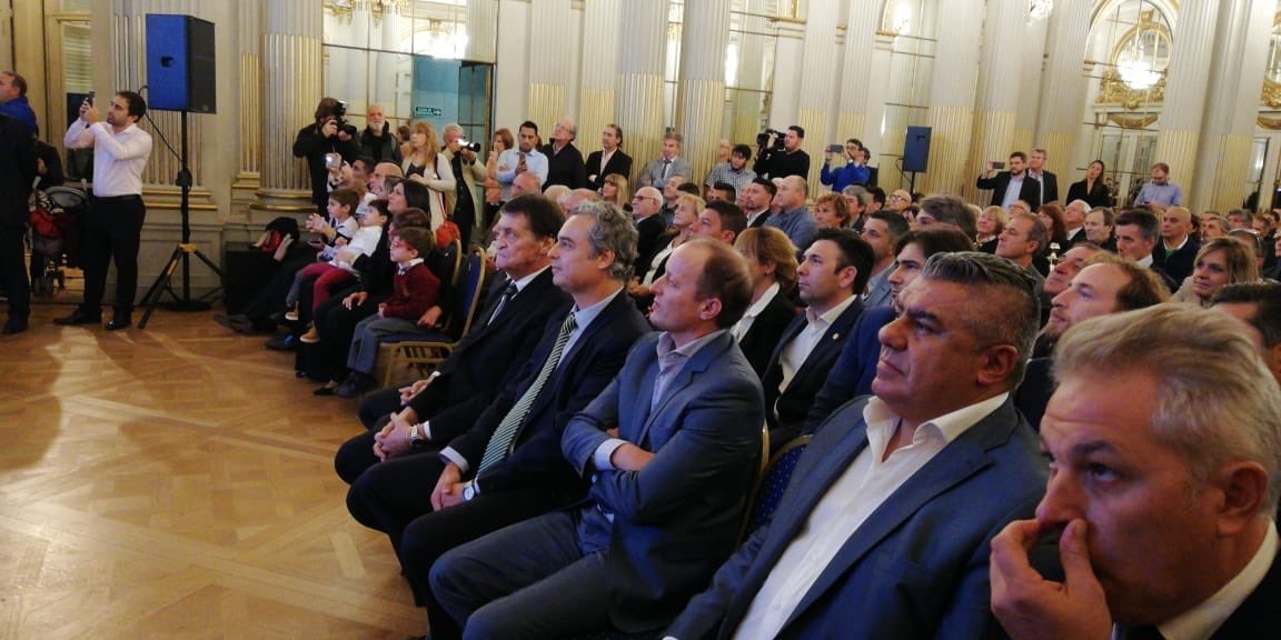 JulioFalcioniDT's tweet photo. Agradecido por la presencia de todos, y por los saludos y muestras de apoyo en el acto realizado hoy en la @LegisCABA. Esto me da fuerzas para seguir peleando. https://t.co/9b6jUAAREs