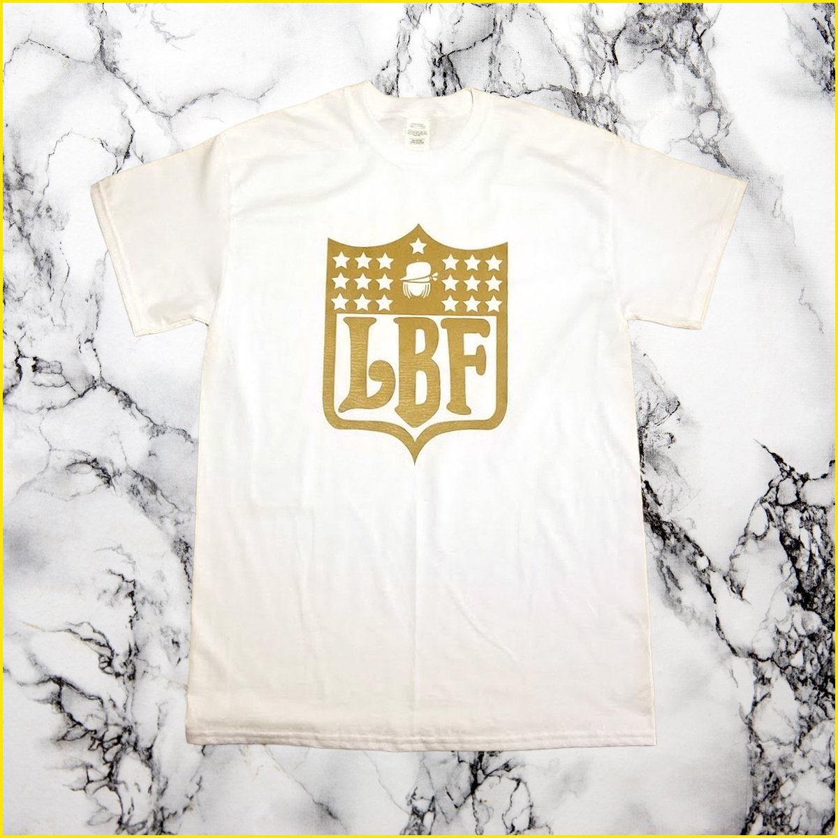 IndustryFixxMag's tweet photo. #CustomApparel
LBF Shield Tee
White w/ Vegas Gold Print
@MRCHEEKSLBFAM @LOSTBOYZIVLIFE @PrettyLouLBF @bobbygarcia35
@RULERDIVINE @FreakyKah_QYC @BIGLETO
#IndustryFixx #LBFTee #LBF
https://t.co/c5h6Kvctdp https://t.co/3rlvDfppGt