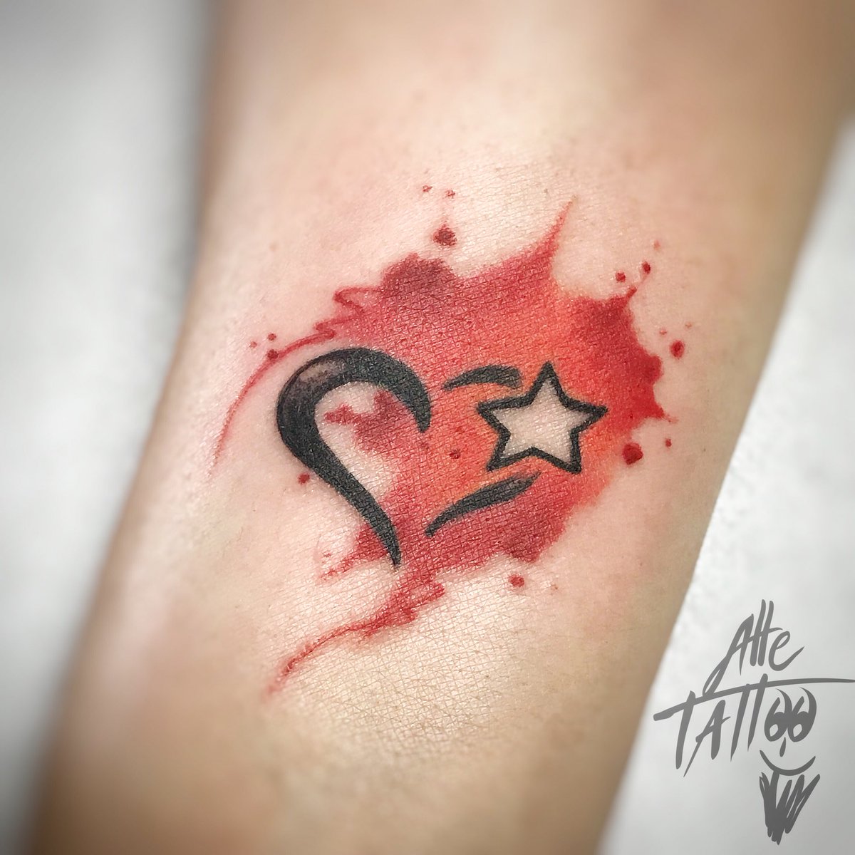 AlleTattoo's tweet photo. Di chi Γ¨ il vostro cuore β£ ?
#alletattoo #tattoo #ink #limidi #soliera #modena #carpi #bologna #italia #disegno #sketch #tatuaggio #mustcrew #turaniumproteam #tattooitalia #esemitatuassi #inkedgloves #color #youtube #cuore #hearttattoo #rosso #stella #starstattoo #star https://t.co/iZyZFQ8RFe