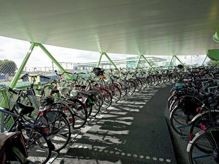 DutchUrbanIndex's tweet photo. The #fietsappel in Alphen aan den Rijn. 970 bicycles. Nice or ugly? De fietsappel in Alphen aan den Rijn ontworpen door #KuiperCompagnons. https://t.co/zYQayelmFF