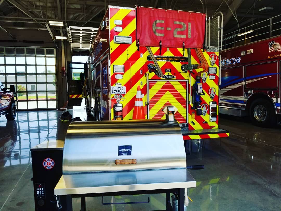 PittsandSpitts's tweet photo. We take care of them because they take care of our community. 🔥🚒🇺🇸
(📸 @cypresscreekfd - @pittsandspitts #pittsandspitts #pelletsmoker #cypress #creek #firedepartment #ccvfd #hcesd13 #firefightersofinstagram #creekpride #firefighters #porky #porkitswhatsfordinner #instafood) https://t.co/cpzRgMOGmZ