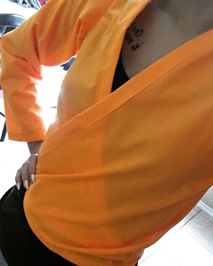 CatalinaCosplay's tweet photo. Redid my jacket for Yoruichi!! Iβm proud of myself. Clean linesπ #yoruichi #yoruichicosplay #bleach #bleachcosplaysociety #bleachcosplay #cosplayer #cosplay #tattedcosplayer #excited https://t.co/gQsuA0rHSq