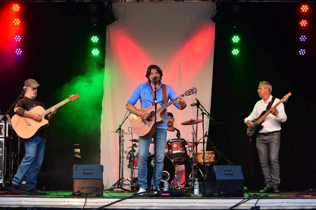 RolandBrons's tweet photo. On May 26th we play a benefit concert. I will also play a very special song "The Way I am" a song that I wrote for friends lost. @SamenLoopAlphen @MurpheysLawBand #FightAgainstCancer
@TaylorGuitars @schertleraudio @G7thCapos @ElixirStrings @Klotzcables https://t.co/TqnCOcI7Xt