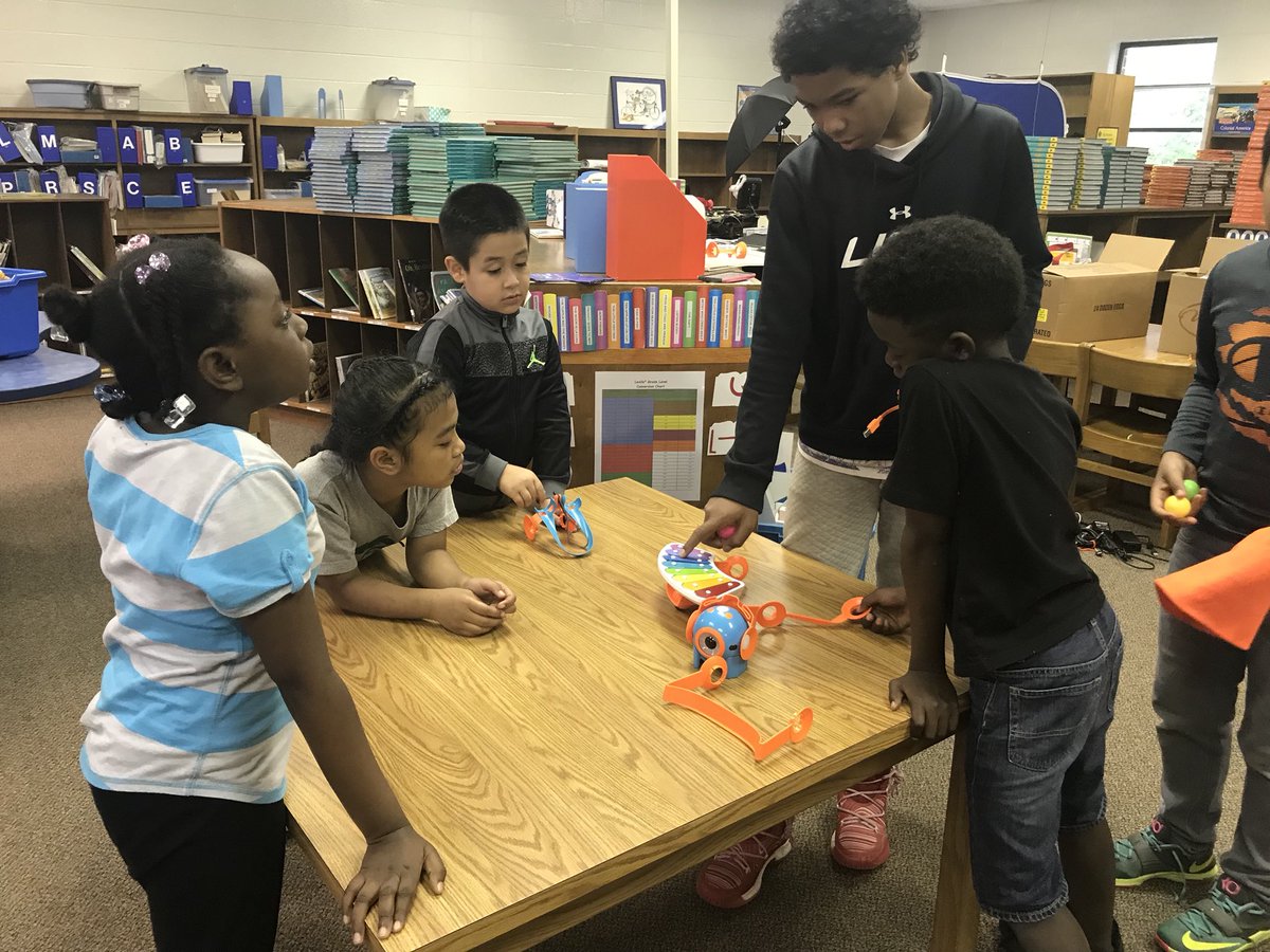 mrsnreilly's tweet photo. @PSERoadrunners                       Students teaching students about Robotics https://t.co/2yX9gtJt9M