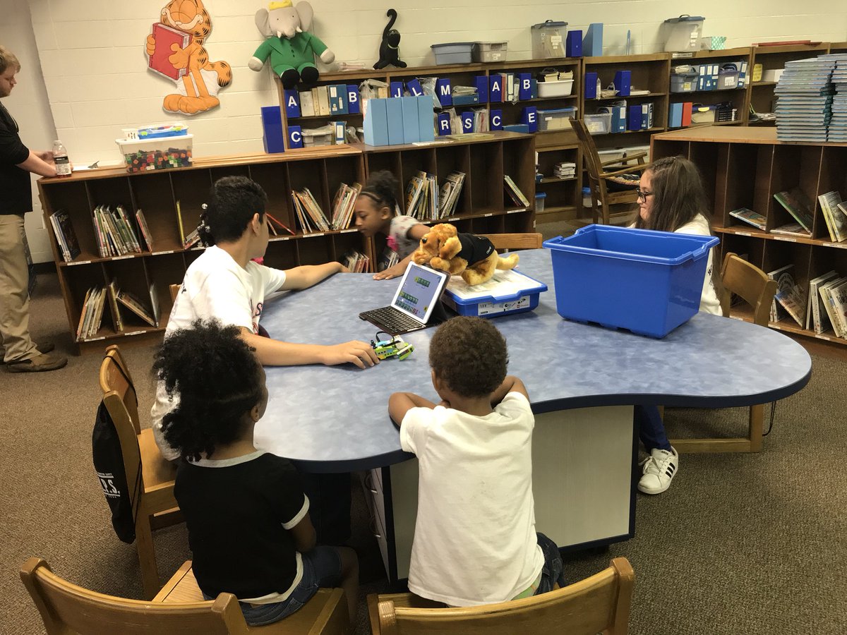 mrsnreilly's tweet photo. @PSERoadrunners                       Students teaching students about Robotics https://t.co/2yX9gtJt9M