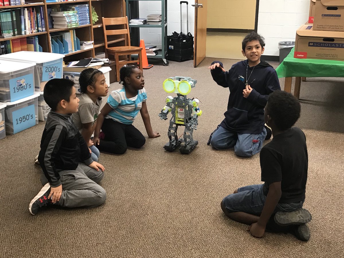mrsnreilly's tweet photo. @PSERoadrunners                       Students teaching students about Robotics https://t.co/2yX9gtJt9M