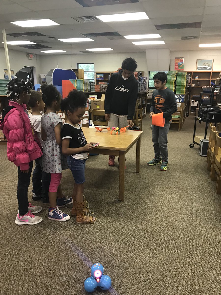 mrsnreilly's tweet photo. @PSERoadrunners                       Students teaching students about Robotics https://t.co/2yX9gtJt9M