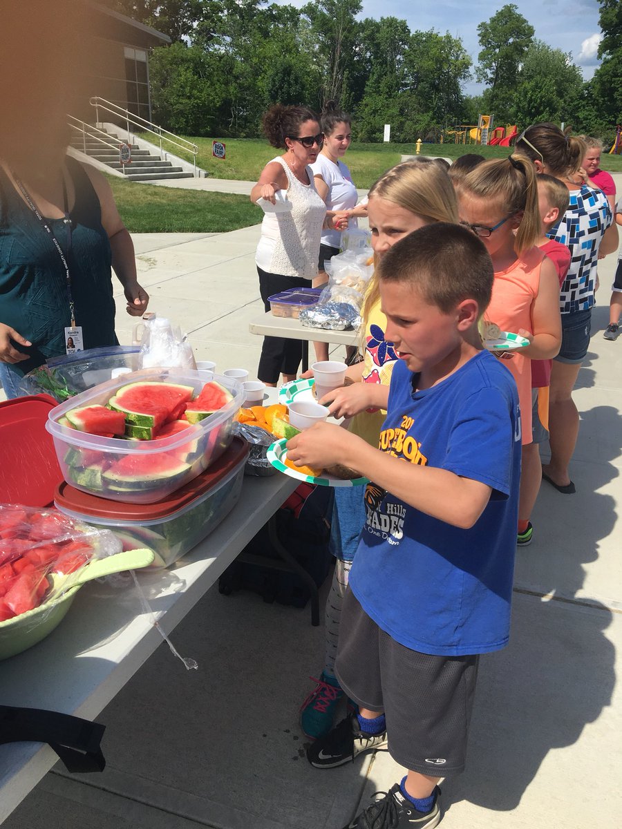 TrishSullivan16's tweet photo. Maddux Runs celebration! Devil Run, treats, prizes and awards!! Great day! Great group! @FHSchools @TrishSullivan16 @MadduxMustangs https://t.co/aT1ZaoDGch