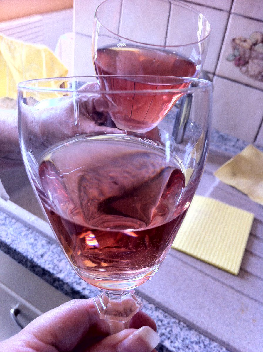musiclover67's tweet photo. erster Test mit meiner Mutter und erstes Resumee: hmmmmmm 💕  🍷🍷 #produkttest #produkttester #produkttesterin #testpaket #brandsyoulove #freundinmagazin #roseroyal #royalgenießen #weinheimatwuerttemberg #wuerttembergerwein #rosewein #wein #weingenuss #testaktion https://t.co/AgENYcIAQV