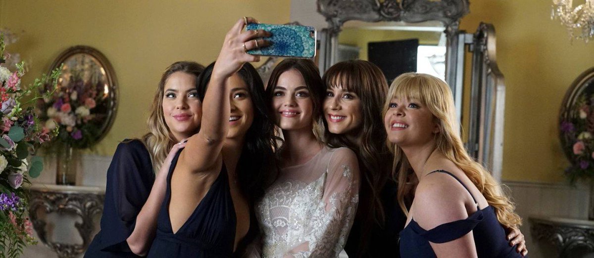 LucyHaleSpain5's tweet photo. #LucyInterview
+¿Cómo fue el último día de rodaje de #PLL?
@lucyhale: "La última escena fue la boda de Ezria. Fue un bonito final pero fue un día muy emocional. Me acuerdo que todos estábamos llorando. No me puedo creer que ya haya pasado un año y medio" https://t.co/gR6Ws70Rmp