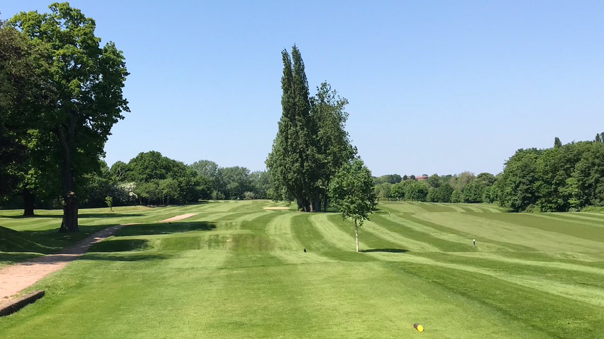 philban27's tweet photo. 6th &amp; 12th looking stunning in the sunshine @BushHillParkGC https://t.co/r0LY5jlpF5