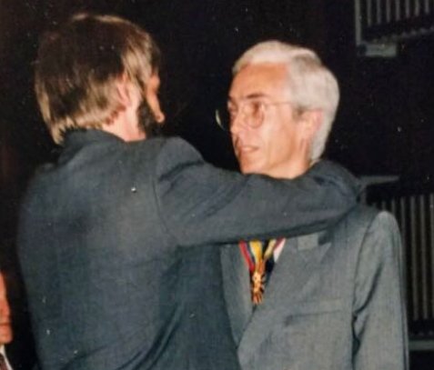 JuanSLopezM's tweet photo. A propósito del #DíaDelMaestro
En 1992 @AntanasMockus, como rector de la U.Nacional de Colombia, le impuso la Medalla al Mérito al profesor @JERobledo.
Ahora están unidos en la #CoaliciónColombia respaldando a @sergio_fajardo quien será el primer #PresidenteProfesor de Colombia. https://t.co/HzSUGmsMwn