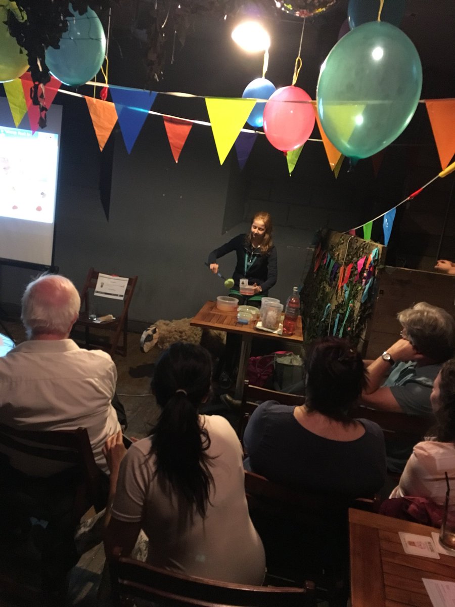 WenWapenaar's tweet photo. Great talks from @SVMSCMRG Sabine, assisted by Jemma 👩🏫and Nancy 🐑, followed by @razda5 on roots and how we can cleverly spy on them @pintofscience #pint2018 Nancy decided lounging in the boot was the best place on her way home @FlockHealth https://t.co/7RAlZksWoE