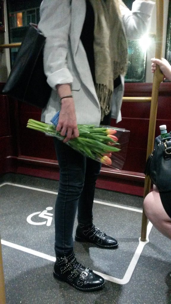 LisaTess's tweet photo. Must be spring!  Lots of #tulips https://t.co/d991Xo1T7u