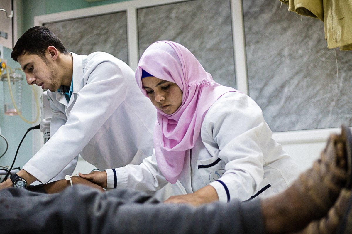 AJEnglish's tweet photo. Gaza hospitals managing with minimum resources and constant power cuts — in pictures https://t.co/NjkIbUH2s7 https://t.co/zIq1UxuslS