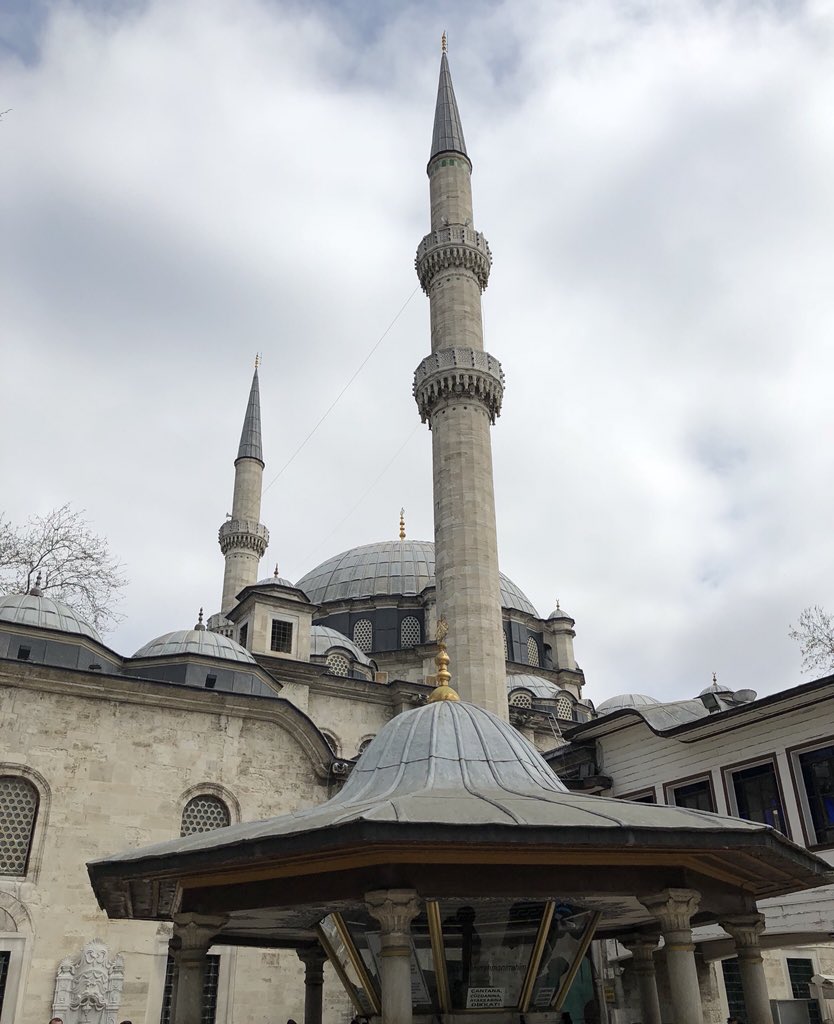 Ramazan, bir yitiği aramanın adıdır. İçimizde kaybettiğimizi içimizde bulma derdinin adıdır. 
Ramazan, bir derde düşmektir ki; dermanın ta kendisi oluverir o dert.
Hayırlı Ramazanlar..🌿