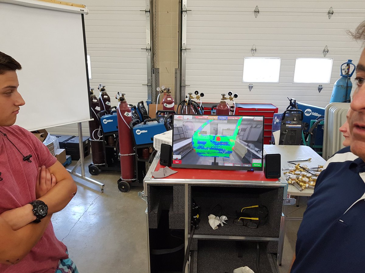 @SD22Vernon student painting a car door virtually!   Well done! #tradesOC Discovery Day <a href="/ita_advisors/">ITA Advisors</a> <a href="/melaniejmark/">Melanie Mark Hli Haykwhl Ẃii Xsgaak</a> @ita_youth <a href="/CollisionMag/">Collision Repair Mag</a>