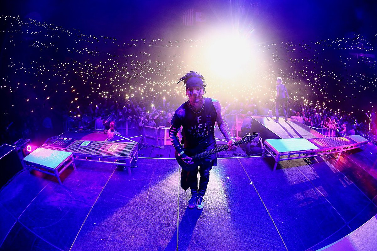 DjASHBA's tweet image. Welcome to my world! 🦇👀 #conquertheworld #pyromantic #sixxam @harryreesephoto