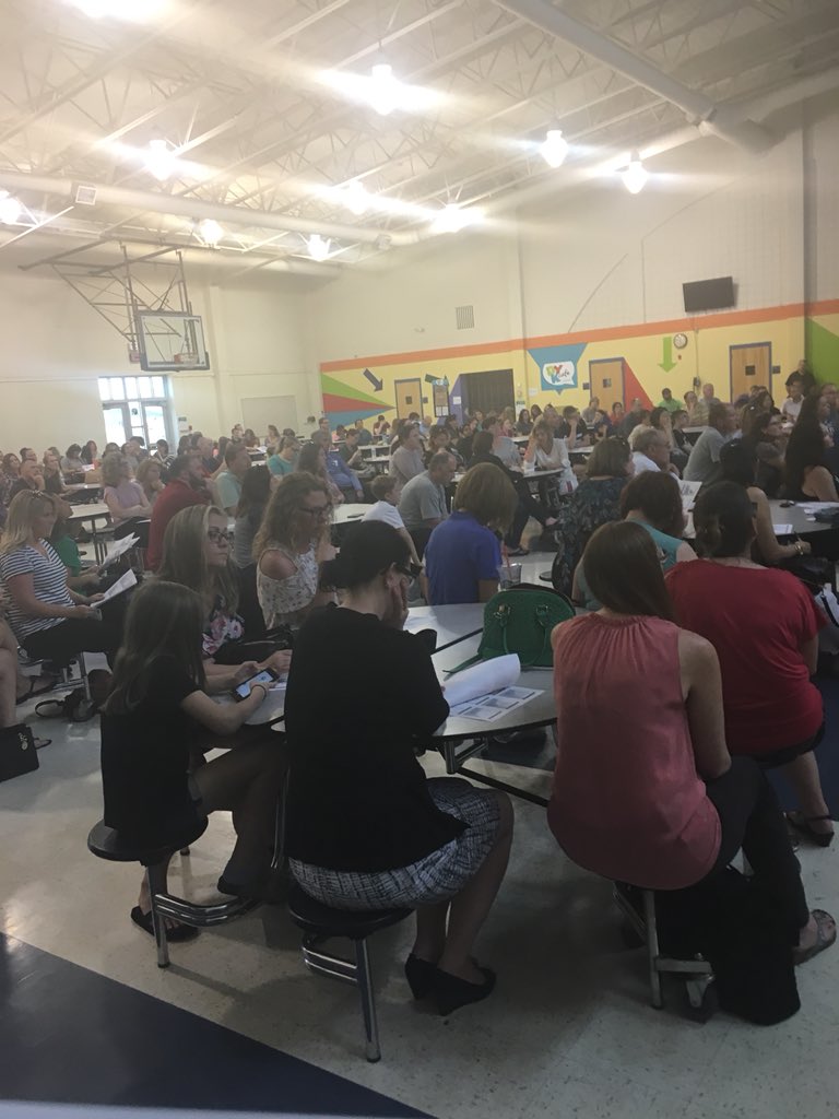 MrsCarnesWWS's tweet photo. Awesome turnout for our first 1:1 Chromebook informational session!! Thereโs still time to get to the 6:30 session! #RocksAchieve https://t.co/oxF4ADm3aX