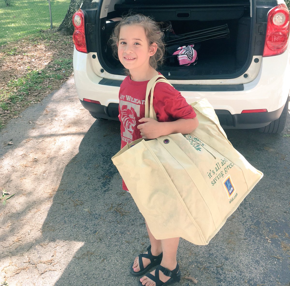 jena_ipock's tweet photo. Learning to love the 🌎 #reducereuserecycle #girlscouts https://t.co/kbBsam0OtJ