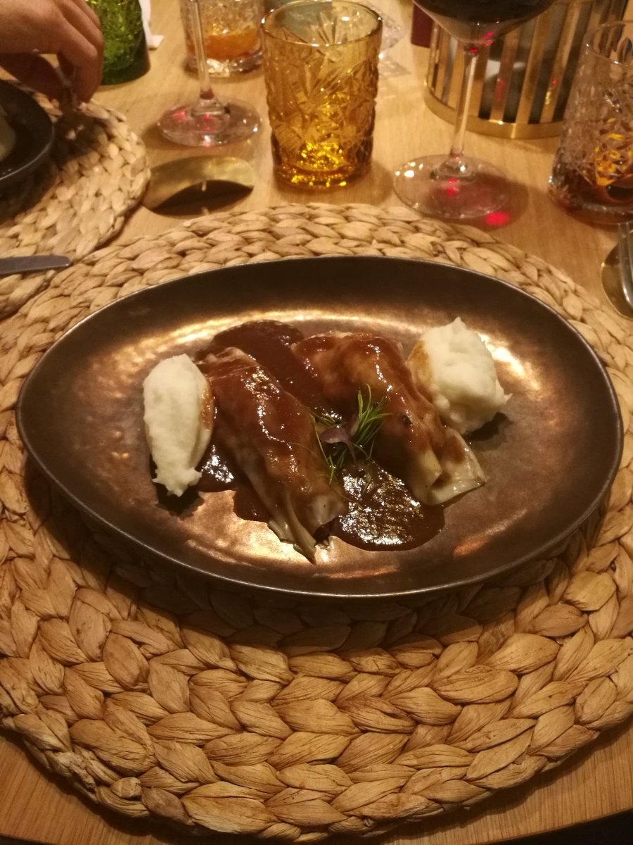 esthercarrion's tweet photo. Hoy cena y maridaje a cargo de @AradoMadrid. Mil gracias por el #menusanisidroarado. Rico, rico!! 😋😋😋 #yosoydeserrano https://t.co/Iy1oZiU3Su
