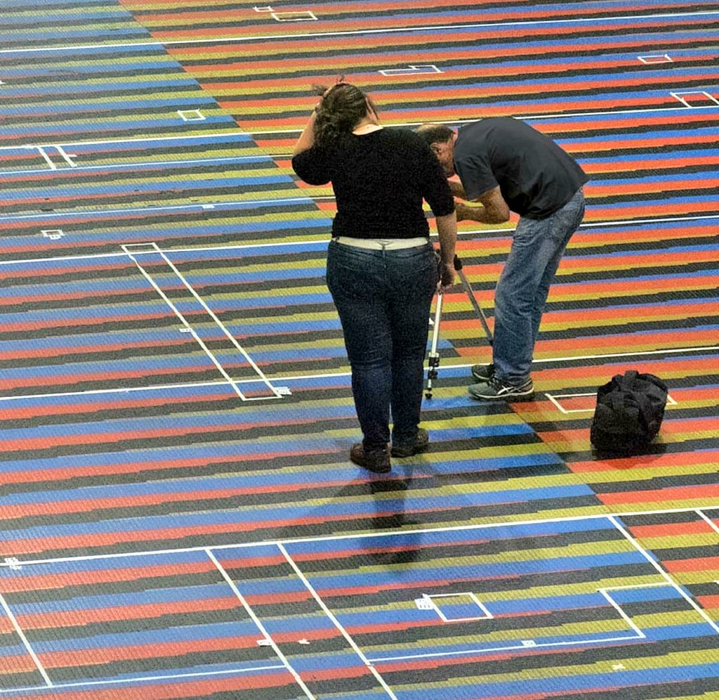 SegoviaBastidas's tweet photo. Se inició el proyecto de recuperación de "La Cromointerferencia de color aditivo" de Carlos Cruz-Diez.
Fin del falso vandalismo, en realidad personal de limpieza de Maiquetía botaba cuadritos que salian al barrer.
Y todo por falta de mantenimiento a la obra.
#CouleurAdditive https://t.co/lgilzqCIRj