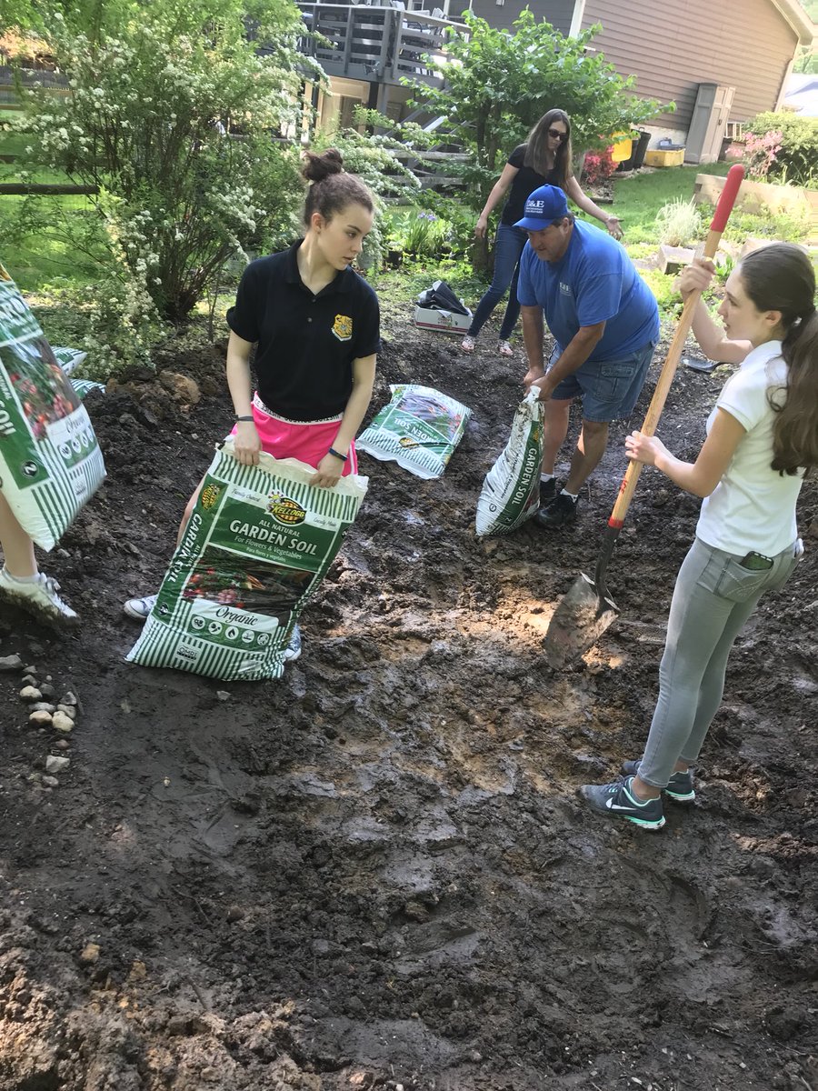 STEM_at_LMS's tweet photo. Lindale Changemakers Team together to complete an amazing rain garden in our community! #aacpsawesome https://t.co/6Xlh7RHVzr