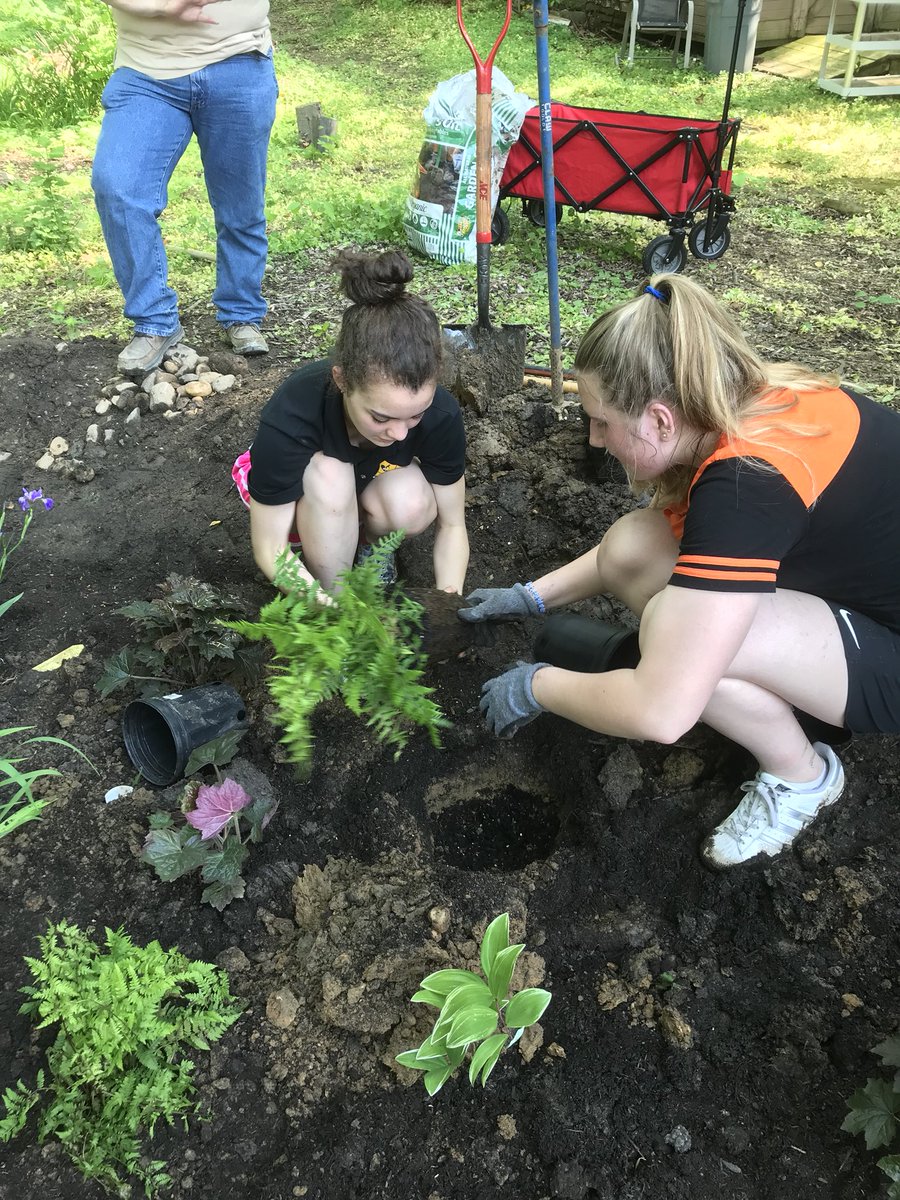 STEM_at_LMS's tweet photo. Lindale Changemakers Team together to complete an amazing rain garden in our community! #aacpsawesome https://t.co/6Xlh7RHVzr
