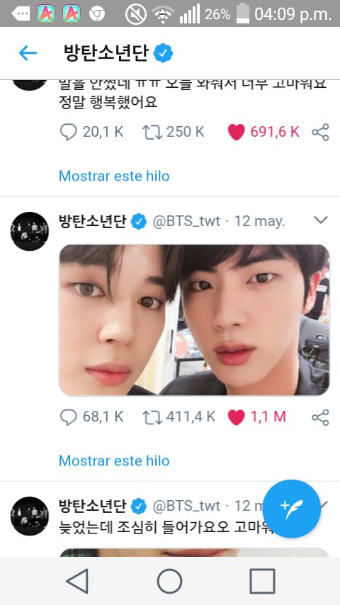 SrJapan4's tweet photo. ¿Soy el único que el ver esta imagen pensó que Jin se tomo una foto junto al espejo? ;;
 @BTS_twt #iVoteBTSBBMAs https://t.co/eWTZaXCnmj