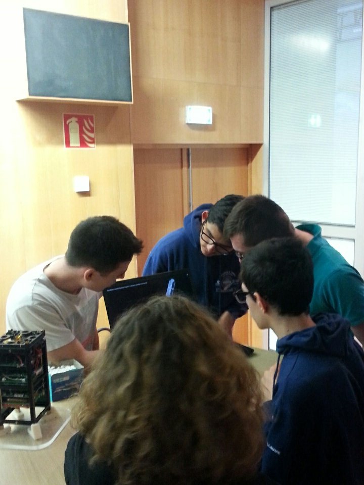 LaureHarel's tweet photo. Superbes après-midi et soirée organisés par la team @AstronautiXSC de @Polytechnique Entre la conférence sur les projets spatiaux de l'école, les échanges élèves-étudiants &amp; la conférence avc @astro_JFrancois, les élèves sont repartis enchantés! Bravo et merci à tous 👍👏 https://t.co/KFRhSXsCrd