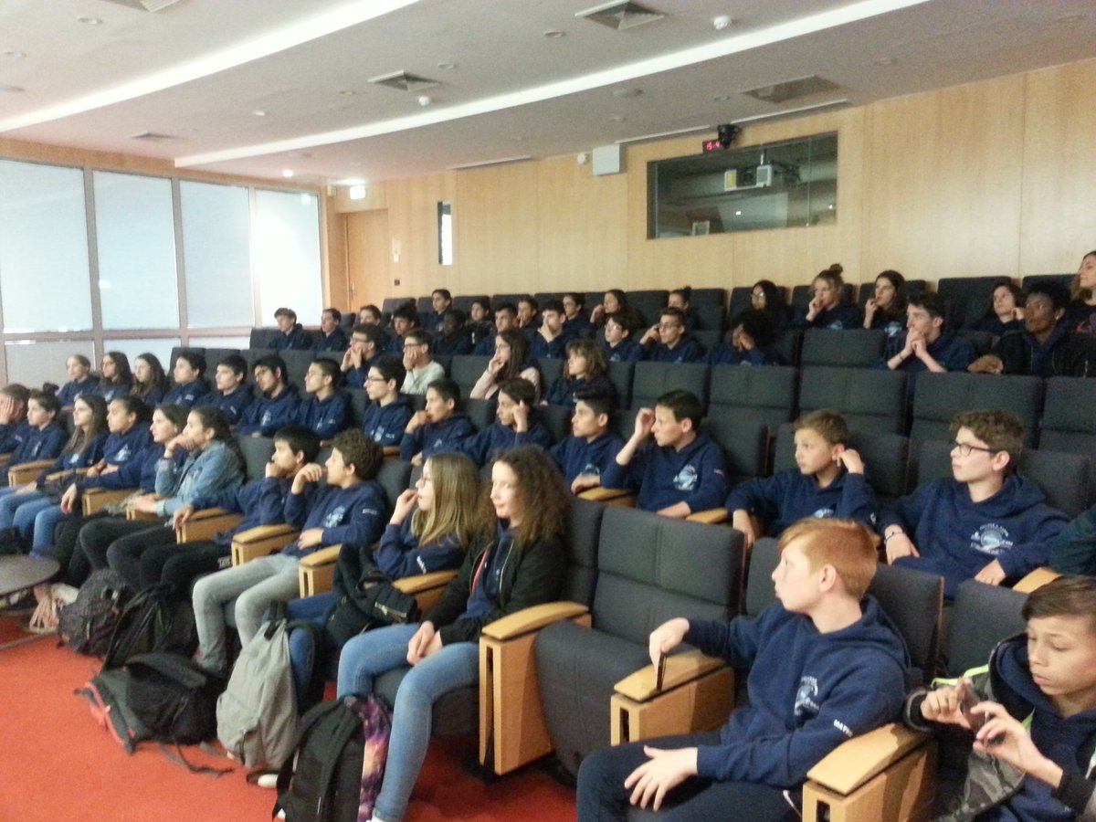 LaureHarel's tweet photo. Superbes après-midi et soirée organisés par la team @AstronautiXSC de @Polytechnique Entre la conférence sur les projets spatiaux de l'école, les échanges élèves-étudiants &amp; la conférence avc @astro_JFrancois, les élèves sont repartis enchantés! Bravo et merci à tous 👍👏 https://t.co/KFRhSXsCrd