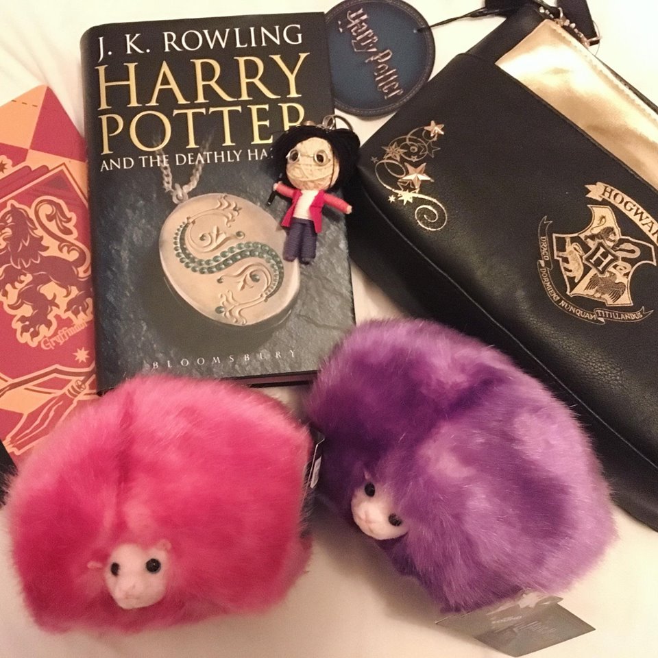 NMRix_Author's tweet photo. I love #HarryPotter! 😍⚡️🖤🔮 https://t.co/aPeHFQmOzK #Potterhead #JKRowling #HarryPotterMerch #Wizard #Magic #DeathlyHallows #PygmyPuffs #Hogwarts #Gryffindor #AmReading #Books https://t.co/QpikuFhyCu