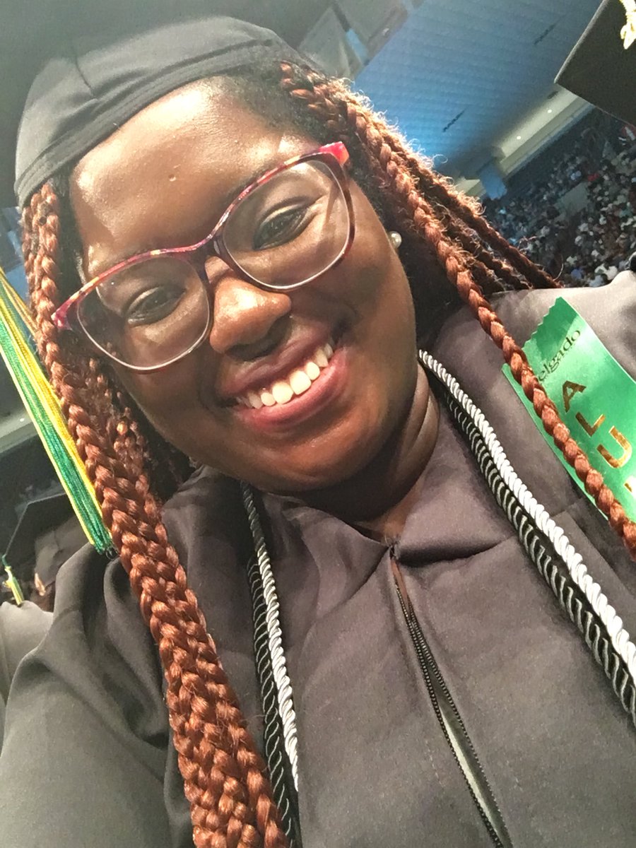 _smiLYN_'s tweet image. Yah girl is twice degreed! ✌🏾 degrees hotter 🔥🎉
Your next sign language interpreter 😜🤟🏾
#IssaGraduate #BlackGirlMagic #2ndDegree