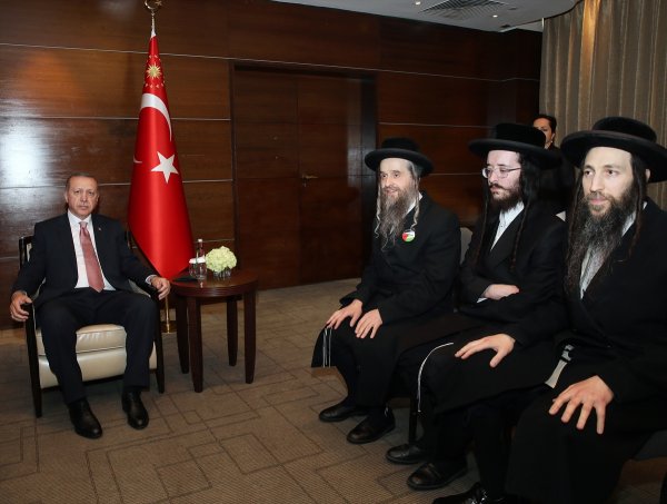 slmhktn's tweet photo. Cumhurbaşkanı Erdoğan, İngiltere'de İsrail'i devlet olarak tanımayan Neturei Karta Ortodoks Musevi Cemaati üyeleriyle görüştü. #NaqbaDay #Naqba #Naqba70 #Filistin #Palestine #FreePalestine https://t.co/171oYMV7l6