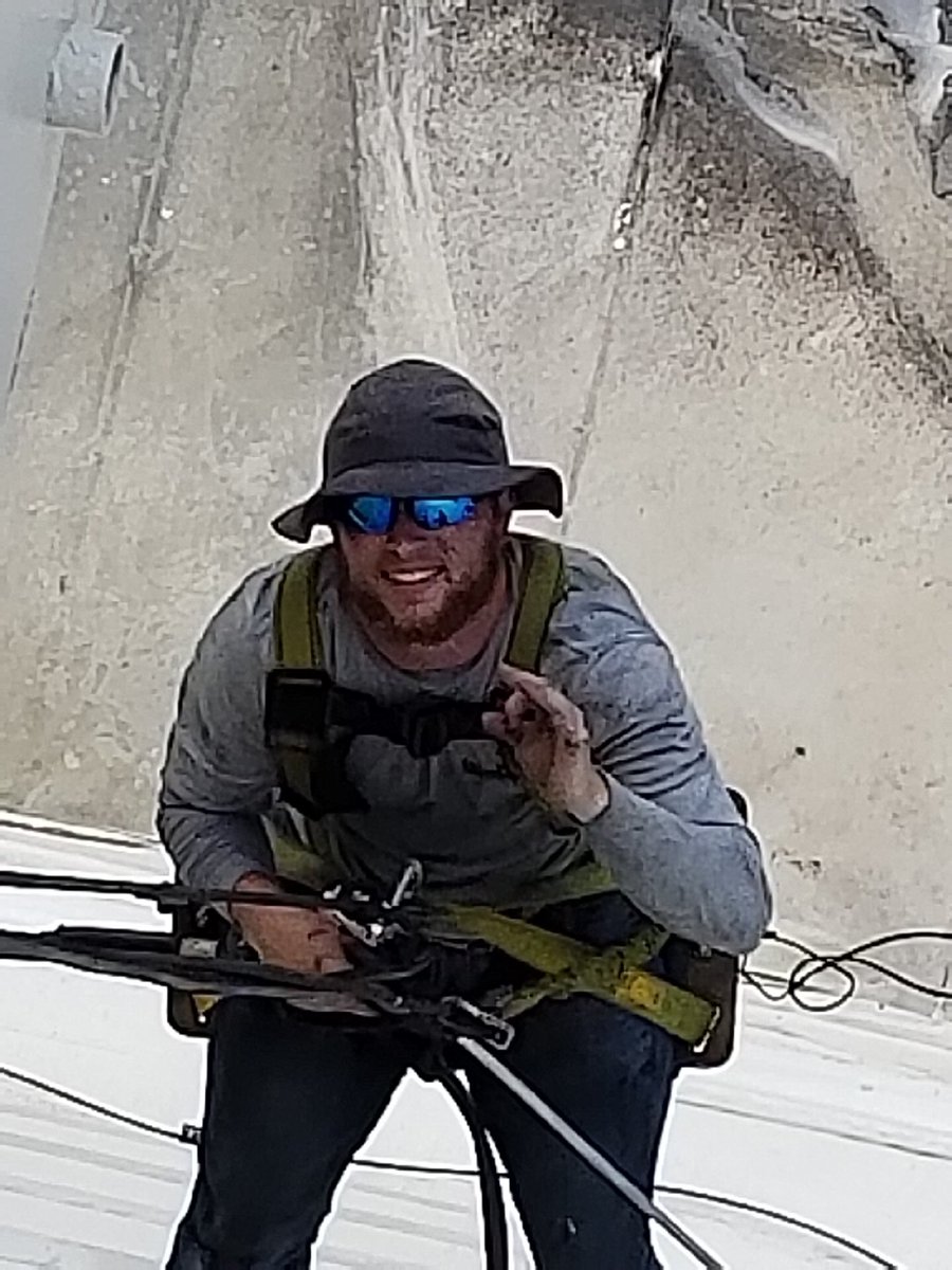andrew_munger's tweet photo. So I been learning how to repel off of high rises 👌🏽 https://t.co/xCHsBObisN