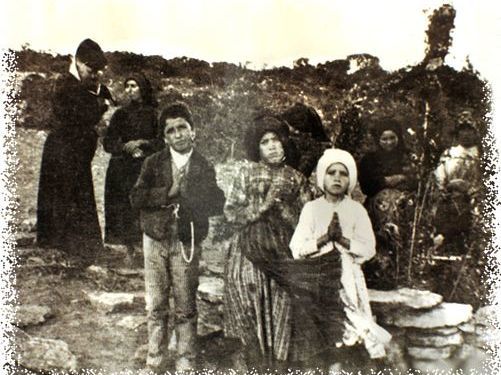 fatima100years's tweet photo. The Three Visionaries of Fatima during the Final Apparition on 13th October 1917. #MiracleofSun #MiracleofFatima #OurLadyofFatima #FatimaChildren https://t.co/Bv2hz3Lhjl