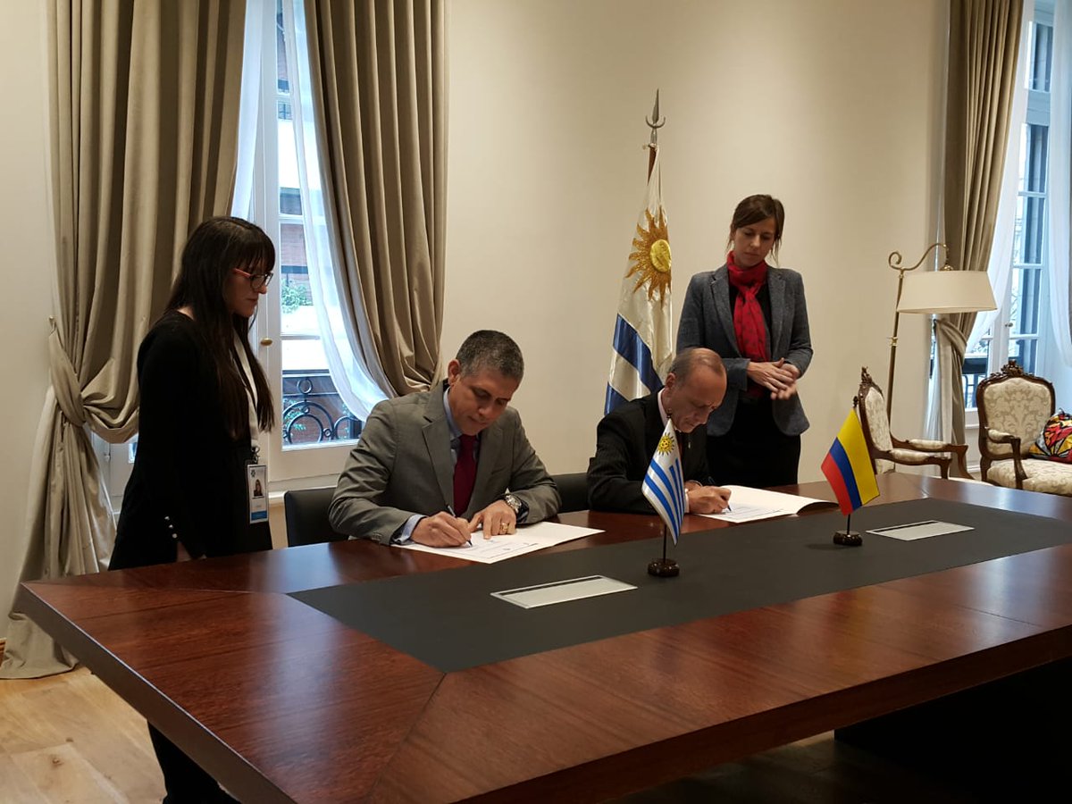 CCO_Antartica's tweet photo. Firma Memorando de Entendimiento entre las partes Comisión Colombiana del Océano @ccoceano Programa Antártico Colombiano @AntartidaCol y el Instituto Antártico Uruguayo @AntarticoUY en #RCTA2018 #ATCM41 se enaltece el espíritu de cooperación internacional de @AntarcticTreaty https://t.co/rf7E2DJtFv