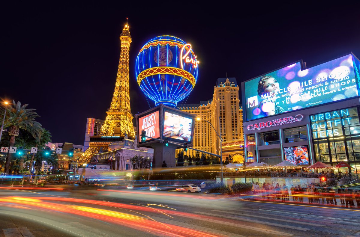 BestofVegas's tweet photo. Whether you're on your first date or your fiftieth, impress your date with these romantic dates in Vegas: https://t.co/Gb2tDWgS8x #bowchickawowwow #bestofvegas #vegasguide https://t.co/20a2JQEBgJ