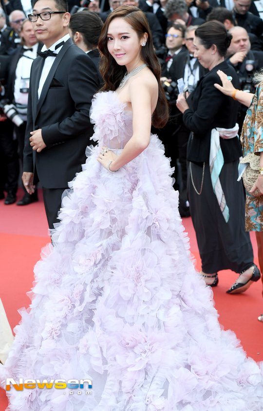 GR26Sic18's tweet photo. [2018.05.15] 제시카 - 제 71회 칸 국제영화제(Cannes Film Festival, 2018 - Solo: A Star Wars Story)' 레드카펫 https://t.co/tBeTpcNElh