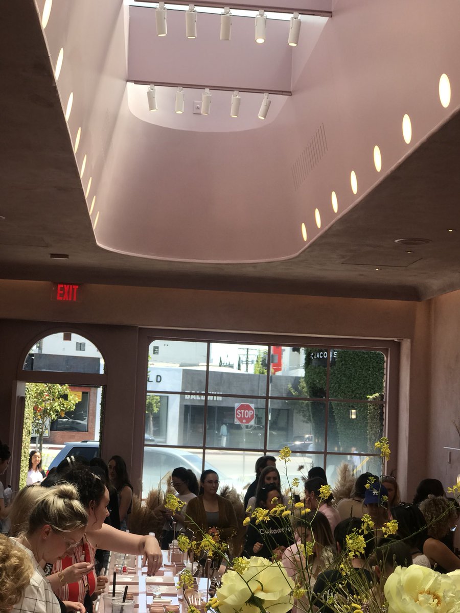 prisshka's tweet photo. Today’s @glossier LA opening was everything and more 💞✨ #glossier #glossierlosangeles #glossiergirl #glossierpink #lashslick #bodyhero #boybrow https://t.co/7NQnsiRiGc