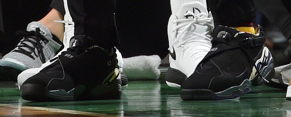 what color are the lightning 4s