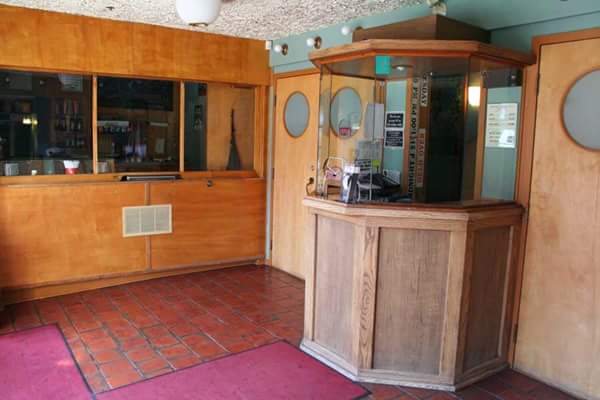 Anoche, frente a una cerveza, un amigo me explicaba que fue al @CinemaAMORoures que encontró a la taquillera, alli en su garita con cara beatifica, casi de colgada y un poco en el mas allá.
<a href="/RouresInformer/">informer sant esteve de les roures</a> <a href="/A3SantEsteve/">Antena 3 Sant Esteve de les Roures</a> <a href="/SERouresTV/">Televisió St Esteve de les Roures</a> <a href="/ElRoureToday/">El Roure Today</a>