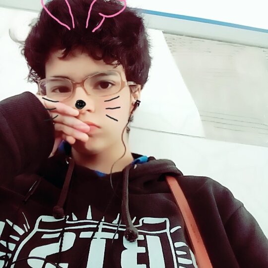 kai0095boy's tweet photo. GENTE EU PRECISO DE AJUDA 
ESSAS FOTOS FICARAM BOAS? 

café ant vácuo 

p.s: cuidado pra não quebrar a tela 

#VoteBTSBBMAs #AutoEstimaPraCimaArmy https://t.co/gZcvOKFFai