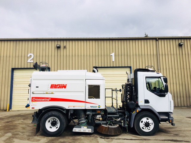 VimarEquipment's tweet photo. In March, we also saw the delivery of the NEW @CityCampbellRiv @elginsweeper. This 2018 Crosswind on a @PeterbiltMotors cab-over chassis is equipped with variable-speed &amp; tilting side brooms,a Lifeliner hopper liner &amp; 17" work platform for operators #VimarEquipped #PrettyPowerful https://t.co/6ultCPLrIn