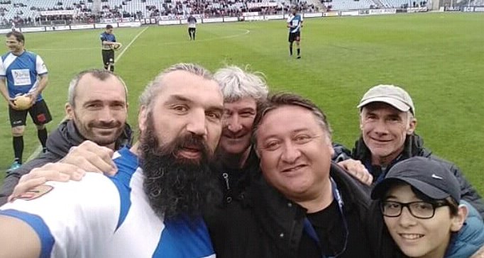 Avec Sébastien Chabal et a  squadra cantadori, hier soir à Furiani, pour le match de gala organisé par Pascal Olmeta #usoselfie