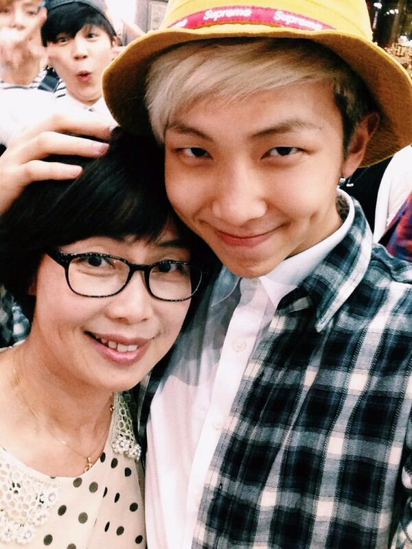 Un día como hoy del 2015, Taehyung y Namjoon subían fotos con sus madres, ¡que lindos! ♡

#IVoteBTSBBMAs 
<a href="/BTS_twt/">방탄소년단</a>