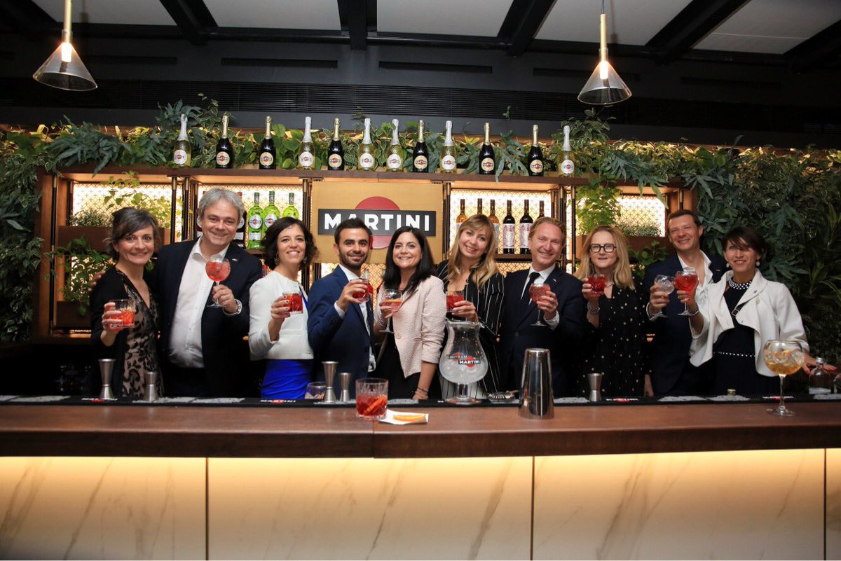 Mailander_RD's tweet photo. Il team Mailander al #GrandOpening di @TerrazzaMMilano. Un brindisi nel Salotto sul Tetto di Milano!
#TerrazzaMartiniMilano #TMM🍸#MailanderWorks #MailanderTeam https://t.co/2GwhJ8HuML