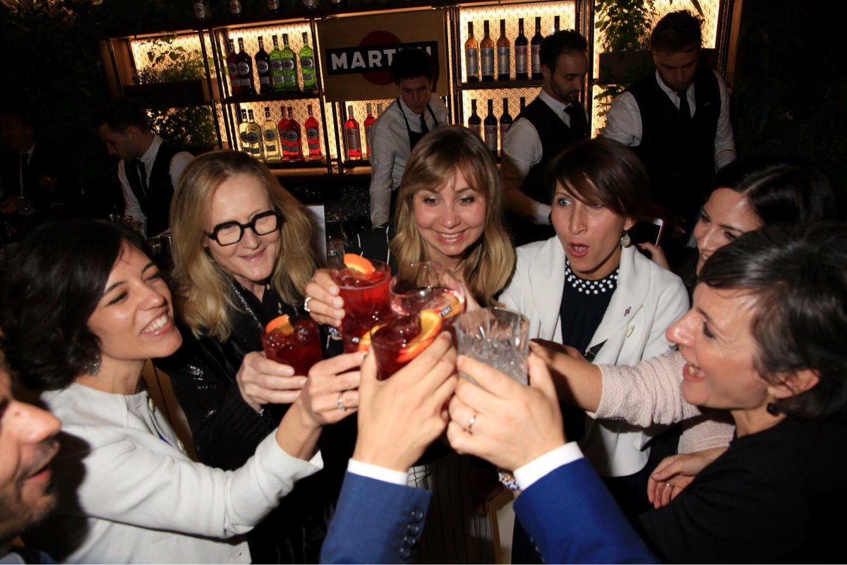 Mailander_RD's tweet photo. Il team Mailander al #GrandOpening di @TerrazzaMMilano. Un brindisi nel Salotto sul Tetto di Milano!
#TerrazzaMartiniMilano #TMM🍸#MailanderWorks #MailanderTeam https://t.co/2GwhJ8HuML